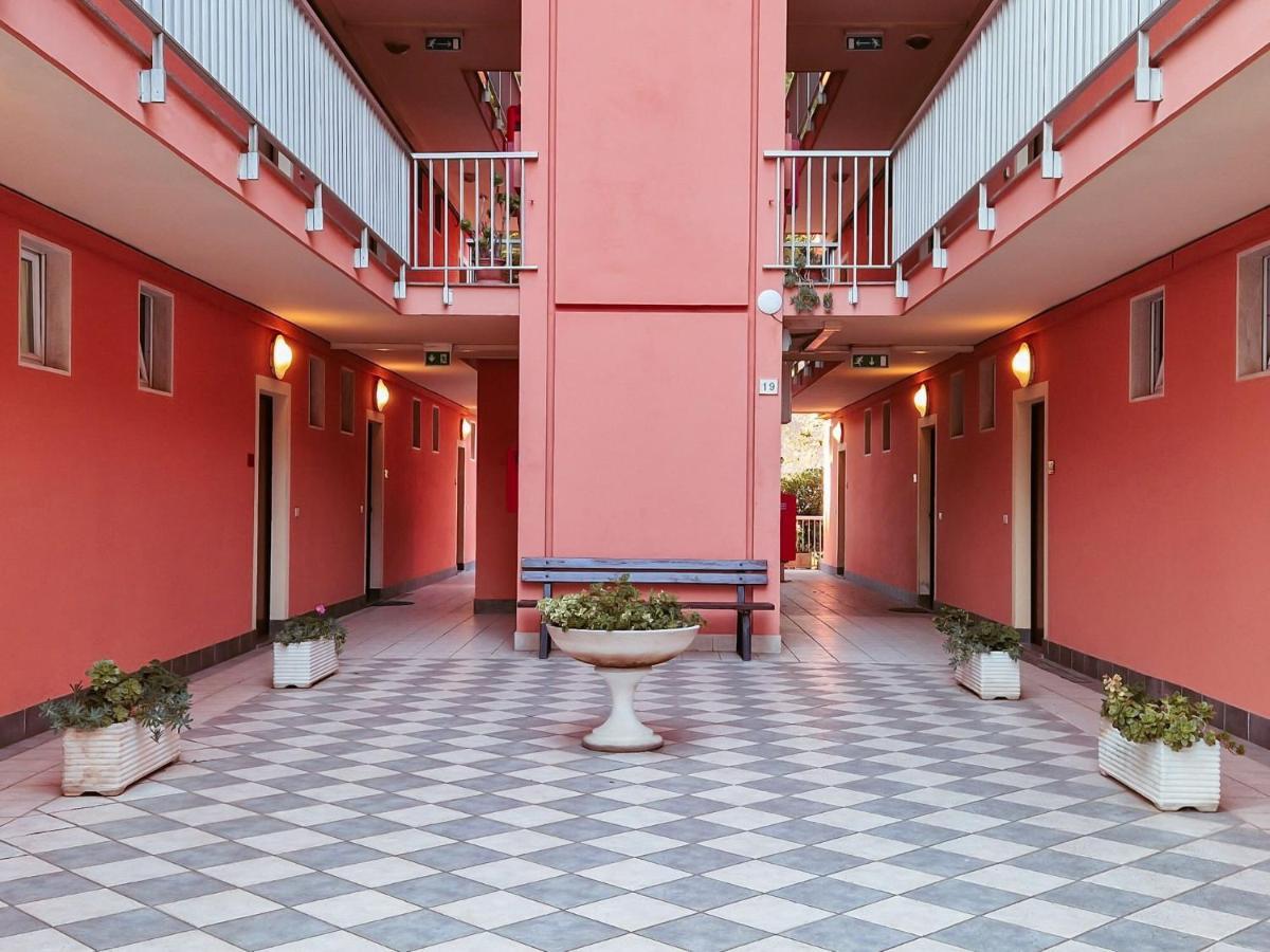 Aparthotel Laura 3*